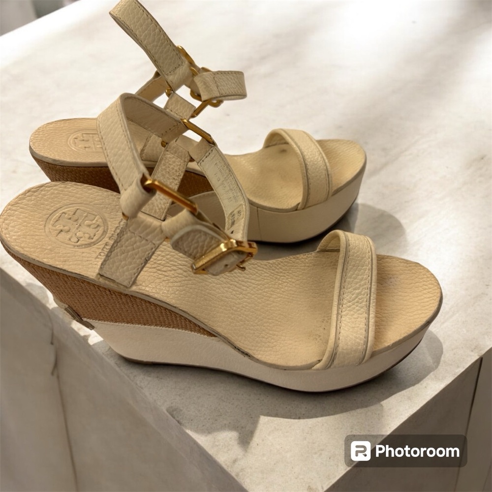 Tori Burch cream sz 9.5 espadrille wedge heels with jute trim and “T” accents.